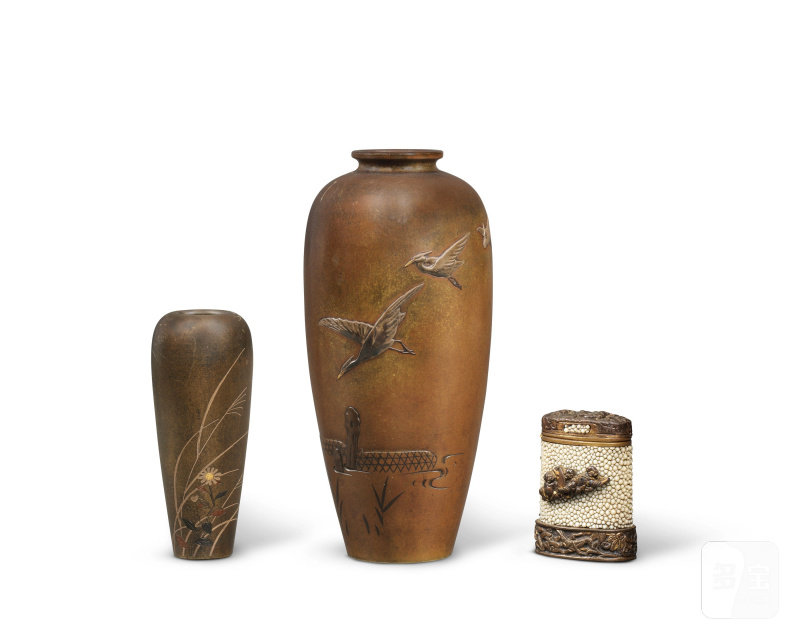 意大利家族收藏 | DEUX PETITS VASES EN BRONZE ET POMMEAU D'ÉPÉE TRANSFORMÉ EN BOÎTE